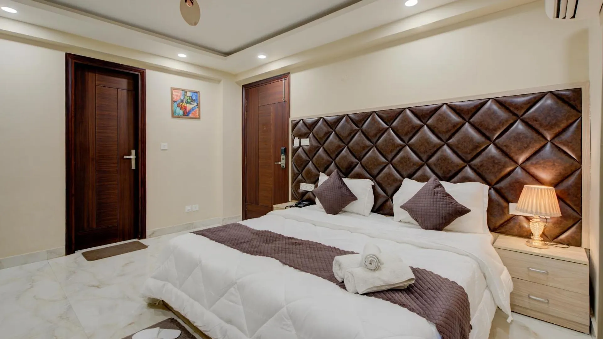 The Paras Studio Serviced Apartments Γκουργκάον