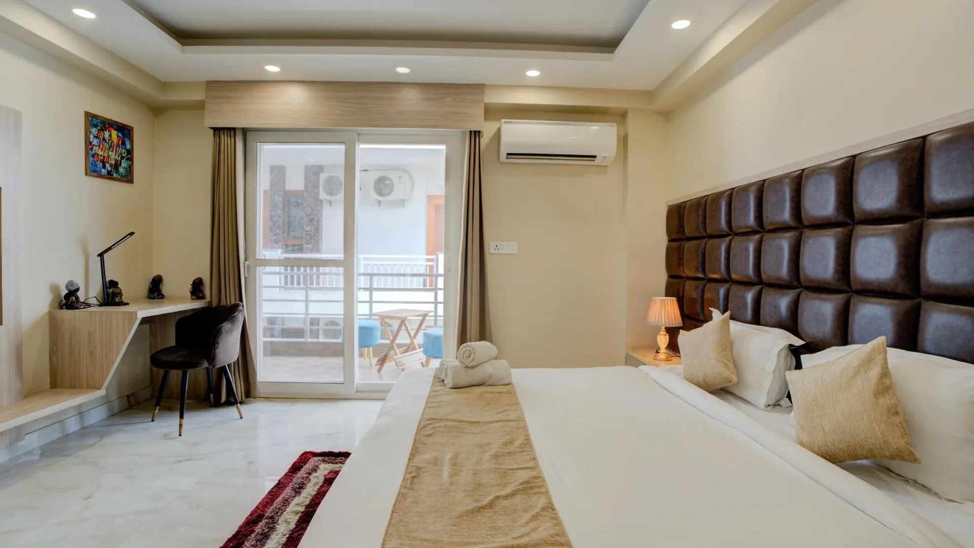 The Paras Studio Serviced Apartments Γκουργκάον