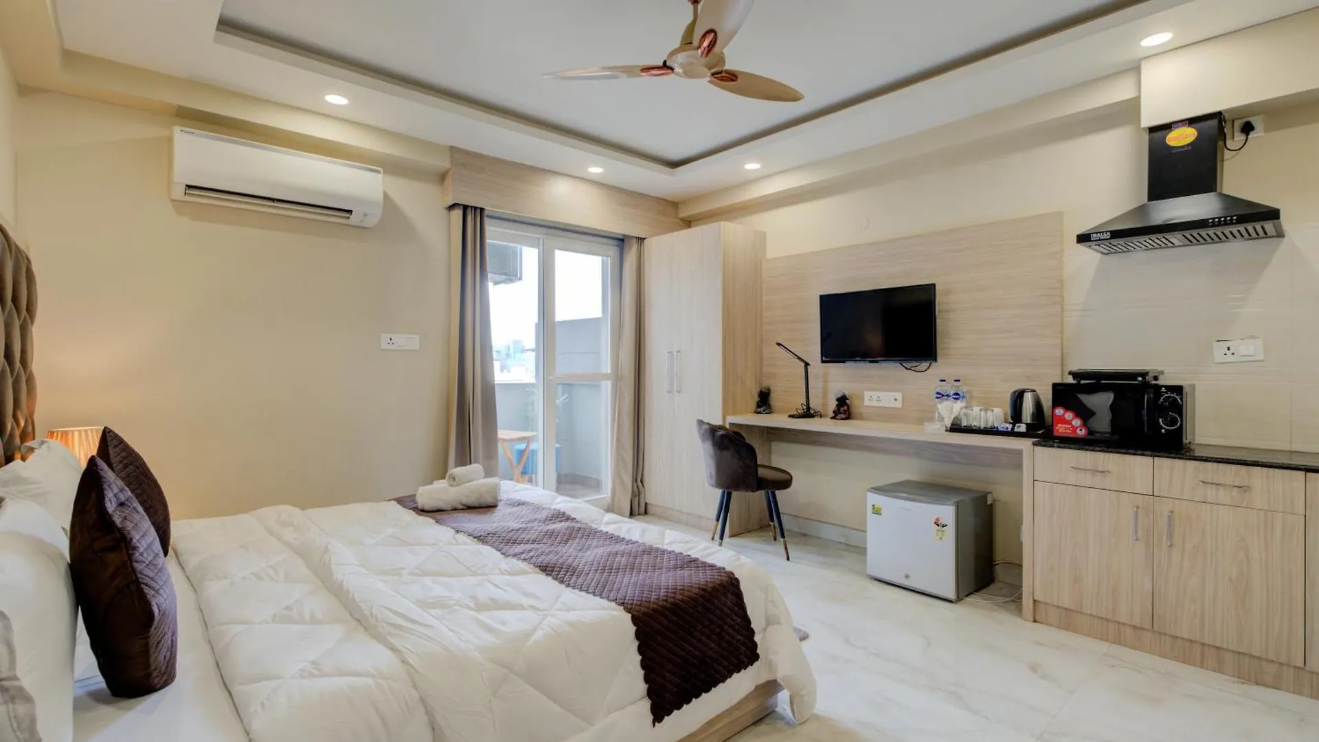 The Paras Studio Serviced Apartments Γκουργκάον