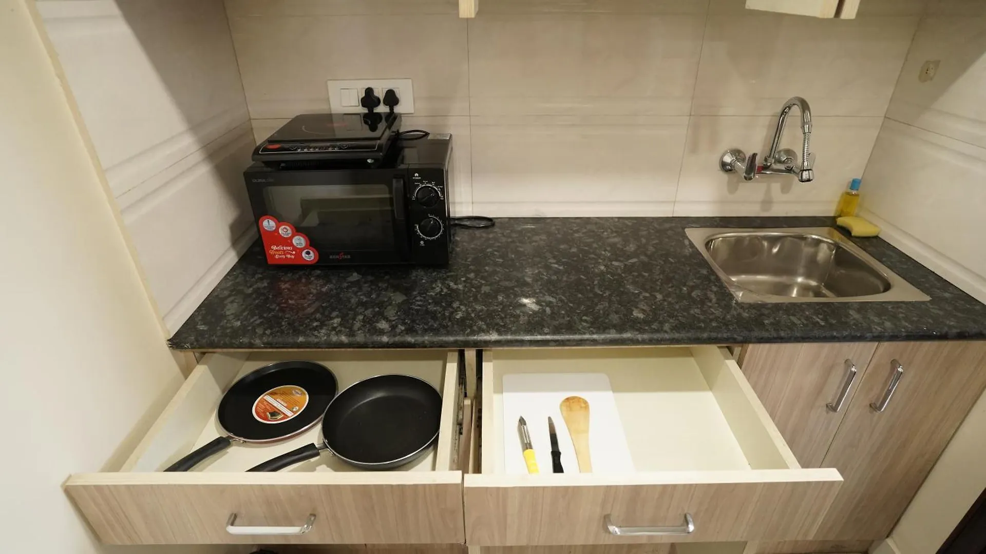 The Paras Studio Serviced Apartments Γκουργκάον
