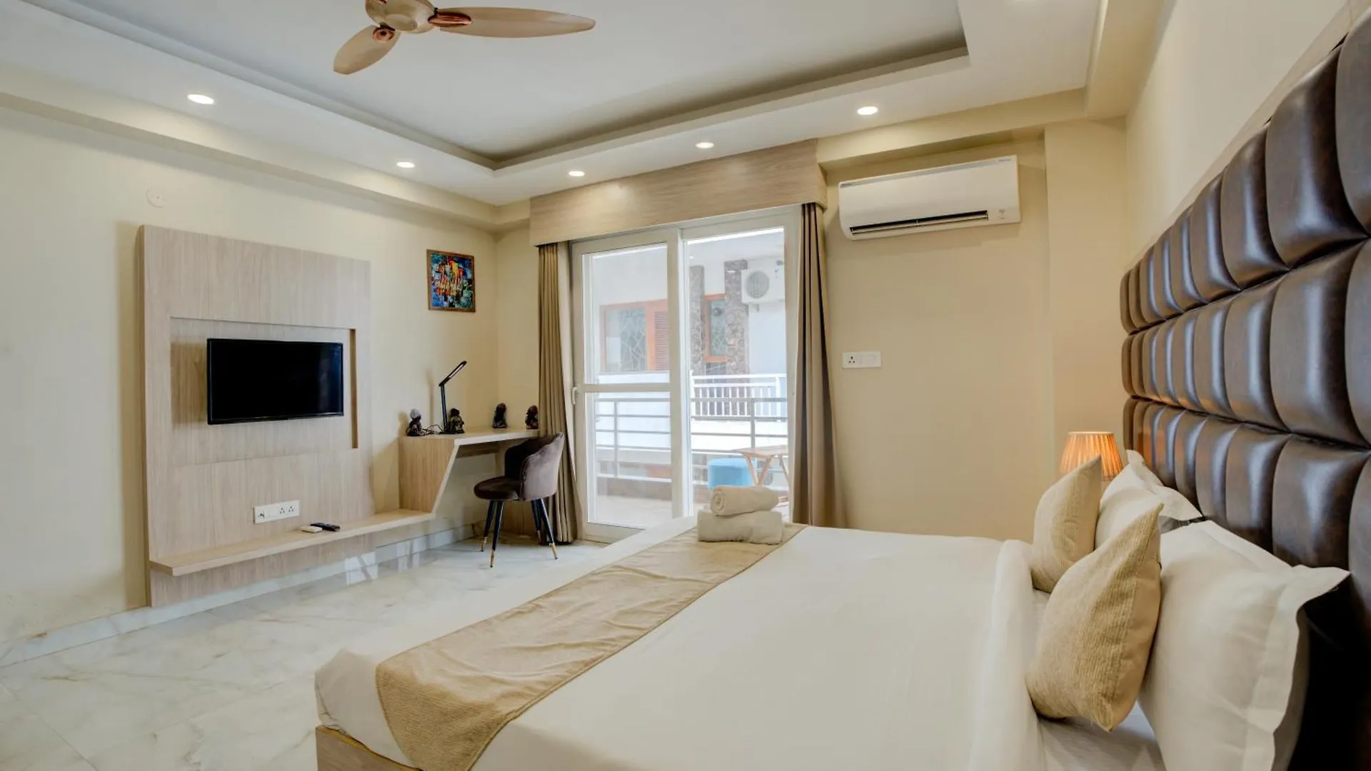 The Paras Studio Serviced Apartments Γκουργκάον