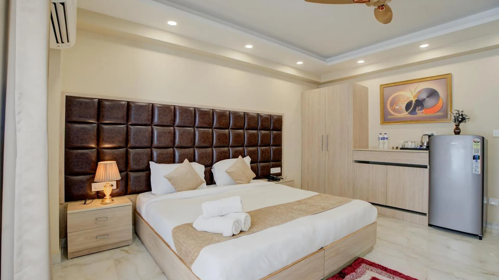 The Paras Studio Serviced Apartments Γκουργκάον
